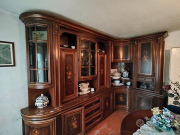 Sala completa con tavolo e sedie