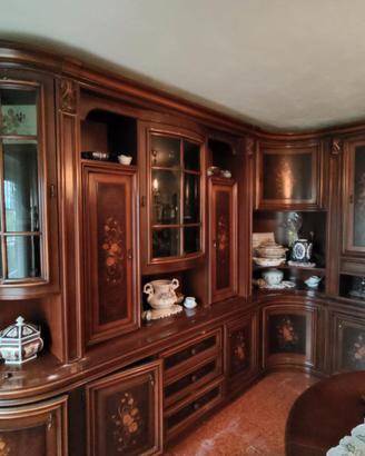 Sala completa con tavolo e sedie