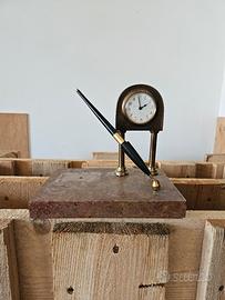 Orologio da tavolo con base in marmo con penna