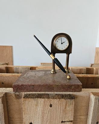 Orologio da tavolo con base in marmo con penna
