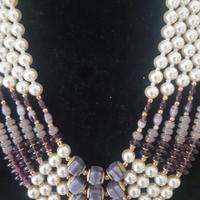 Collana di bigiotteria vintage con perle e pietre