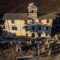 Villa Storica Con Magazzini E 20000 Mq Di Terreno