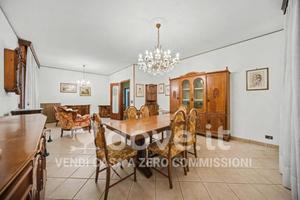 Villa di 270 m² con più di 5 locali e box auto a M