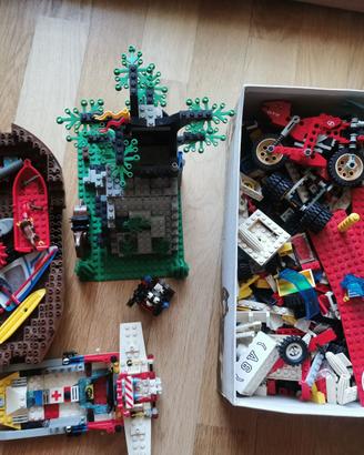 Lotto LEGO misto con costruzioni e veicoli