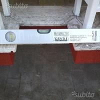 Livella magnetica con bolle Level
