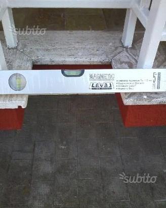 Livella magnetica con bolle Level
