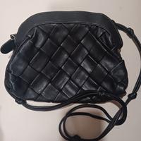 Borsa Mango nera in ecopelle intrecciata
