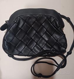 Borsa Mango nera in ecopelle intrecciata