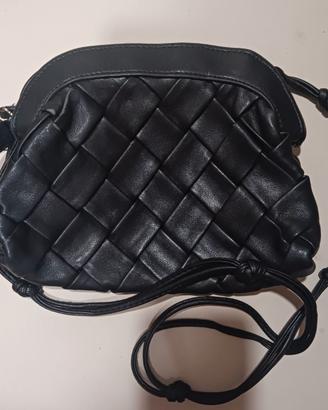 Borsa Mango nera in ecopelle intrecciata