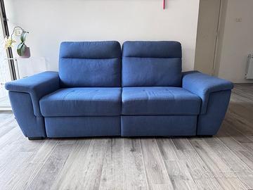 Divano 2/3 posti con poggiapiedi e contenitore