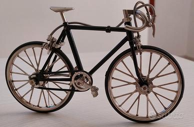 Modellino bici da corsa su strada