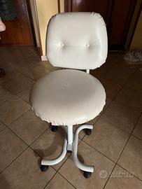 Sgabello da estetista.