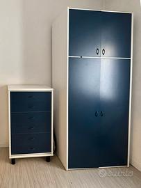 Armadio e cassettiera blu e bianchi