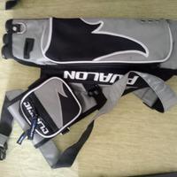 Arco da tiro completo di accessori e zaino