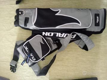 Arco da tiro completo di accessori e zaino