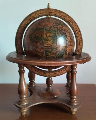 Mappamondo da tavolo vintage in stile antico.