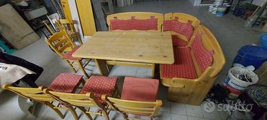 TAVOLO CON PANCA ANGOLARE E SEDIE