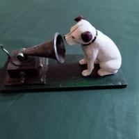 Statuetta His Master's Voice" (HMV).