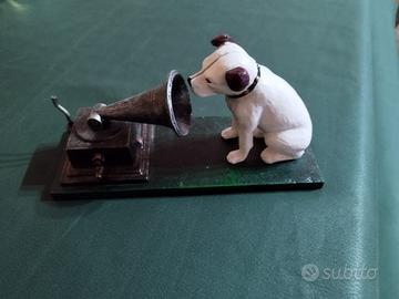 Statuetta His Master's Voice" (HMV).