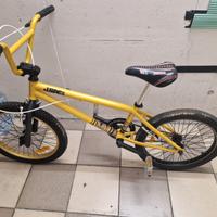 Bici bmx wipe gialla