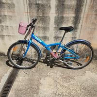 bicicletta da bambina marca Decathlon con ruote da