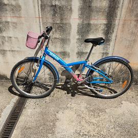 bicicletta da bambina marca Decathlon con ruote da