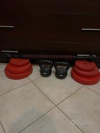 Bilanciere con pesi e ketbell