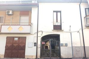 CASA SEMINDIPENDENTE A SERINO