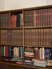 Libreria con enciclopedia