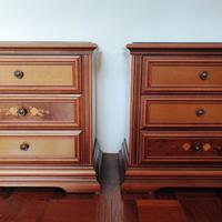 2 comodini con 3 cassetti, legno color noce chiaro