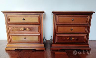 2 comodini con 3 cassetti, legno color noce chiaro