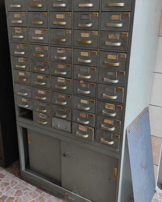 Armadio in metallo dotato di cassettini estraibili