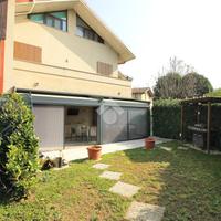 VILLA A SCHIERA A MARIANO COMENSE