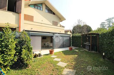 VILLA A SCHIERA A MARIANO COMENSE
