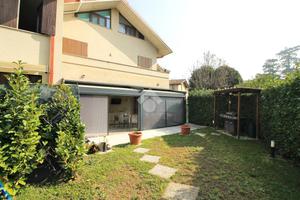 VILLA A SCHIERA A MARIANO COMENSE