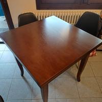 TAVOLO 80X80 in NOCE ALLUNGABILE + 4 sedie
