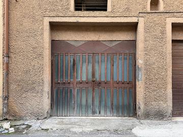 Locale/box fronte strada