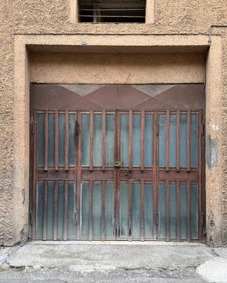Locale/box fronte strada