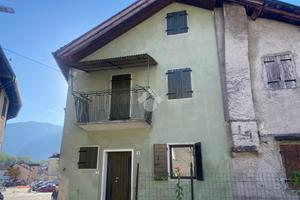 CASA SEMINDIPENDENTE A ARSIÈ