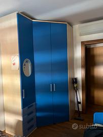 Letto soppalcato e armadio