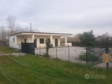 Villino arredato, immerso nel verde (mondragone)