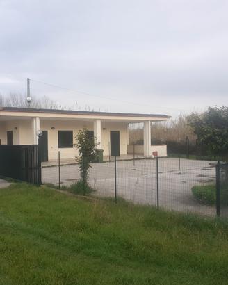 Villino arredato, immerso nel verde (mondragone)