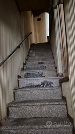 Tre stabili adiecenti