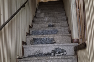 Tre stabili adiecenti