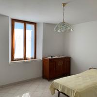 Abitazione con fabbricati accessori e terreno