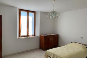 Abitazione con fabbricati accessori e terreno