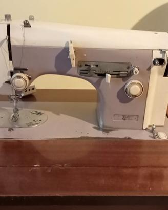 Macchina da cucire necchi