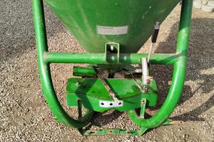 Spargiconcime a cono 300lt.