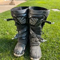 Attrezzarura motocros (stivali, paraschiena, tuta)