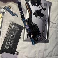 Pc portatile huawei sia a blocco che a pezzi.